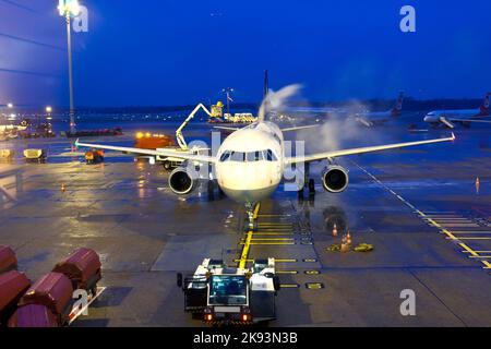HAMBURG, DEUTSCHLAND - 6. DEZEMBER: Enteisung des Lufthansa-Flugzeugs vor dem Start am 6. Dezember 2011 in Hamburg. Die Enteisung der großen eu Stockfoto