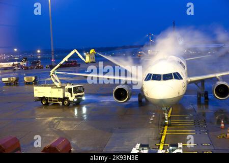 HAMBURG, DEUTSCHLAND - 6. DEZEMBER: Enteisung des Lufthansa-Flugzeugs vor dem Start am 6. Dezember 2011 in Hamburg. Die Enteisung der großen eu Stockfoto