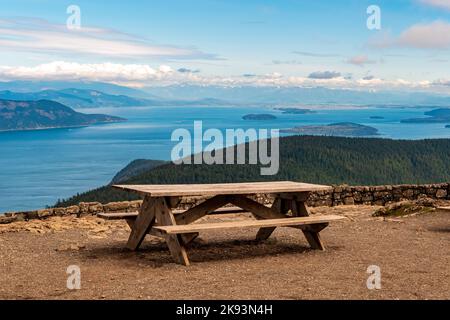 Ein Picknicktisch mit Blick auf die San Juan Inseln vom Aussichtsturm auf dem Mount Constitution auf der Orcas Island, Washington, USA. Stockfoto