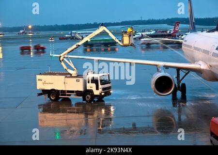 HAMBURG, DEUTSCHLAND - 6. DEZEMBER: Enteisung des Lufthansa-Flugzeugs vor dem Start am 6. Dezember 2011 in Hamburg. Die Enteisung der großen eu Stockfoto