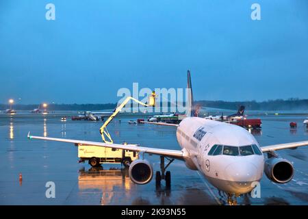 HAMBURG, DEUTSCHLAND - 6. DEZEMBER: Enteisung des Lufthansa-Flugzeugs vor dem Start am 6. Dezember 2011 in Hamburg. Die Enteisung der großen eu Stockfoto