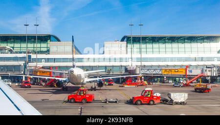 HAMBURG, DEUTSCHLAND - MÄRZ 26: Flugzeug am Gate im Terminal 2 am 26,2011. März in Hamburg, Deutschland. Das Terminal 2 wurde 1993 fertiggestellt und beherbergt Luft Stockfoto