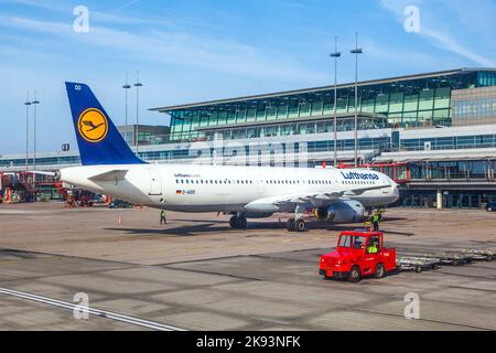 HAMBURG, DEUTSCHLAND - MÄRZ 26: Flugzeug am Gate im Terminal 2 am 26,2011. März in Hamburg, Deutschland. Das Terminal 2 wurde 1993 fertiggestellt und beherbergt Luft Stockfoto