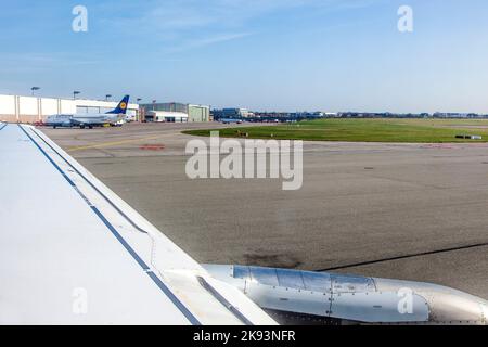 HAMBURG, DEUTSCHLAND - MÄRZ 26: Flugzeuge starten am 26,2011. März mit Blick auf den Lufthansa Technik Wharft in Hamburg. Die Wharft c Stockfoto