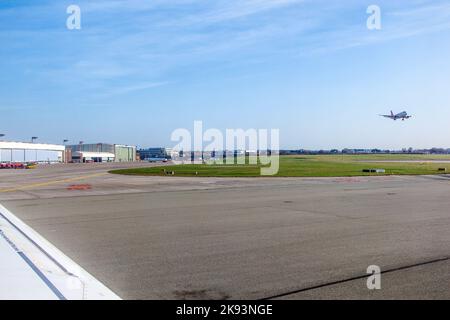 HAMBURG, DEUTSCHLAND - MÄRZ 26: Flugzeuge starten am 26,2011. März mit Blick auf den Lufthansa Technik Wharft in Hamburg. Die Wharft c Stockfoto