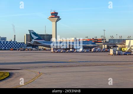 FRANKFURT, DEUTSCHLAND - APRIL 1: Cathay Cargo Jumbo mit Fracht am Rhein-Main-Flughafen am frühen Morgen des 1. APRIL 2012. Es ist einer der verkehrsreichsten Flughäfen Stockfoto