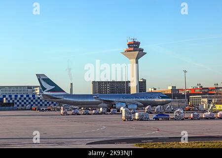 FRANKFURT, DEUTSCHLAND - APRIL 1: Cathay Cargo Jumbo mit Fracht am Rhein-Main-Flughafen am frühen Morgen des 1. APRIL 2012. Es ist einer der verkehrsreichsten Flughäfen Stockfoto