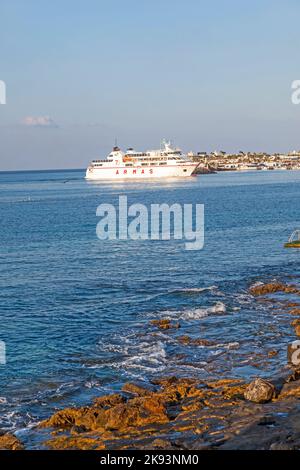 PLAYA BLANCA, SPANIEN - 2. APRIL: Die Fähre Volcan de Timanfaya ARMAS fährt am 02,2012. April in Playa Blanca, Spanien, in den Hafen ein. Es verbindet 6 mal dail Stockfoto