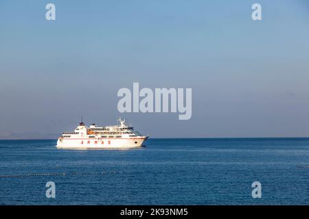 PLAYA BLANCA, SPANIEN - 2. APRIL: Die Fähre Volcan de Timanfaya ARMAS fährt am 02,2012. April in Playa Blanca, Spanien, in den Hafen ein. Es verbindet 6 mal dail Stockfoto