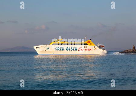 PLAYA BLANCA, SPANIEN - APRIL 2: Die Fähre Bocayna Express von Fred Olsen auf dem Meer am 02,2012. April in Playa Blanca, Spanien. Fred Olsen verbindet LAN Stockfoto