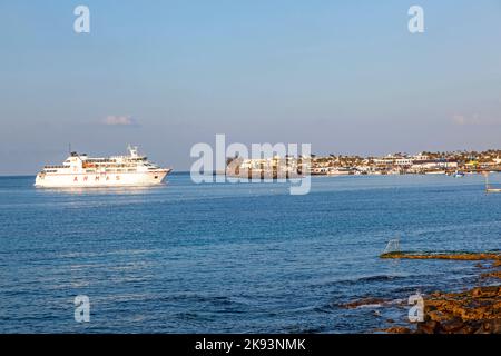 PLAYA BLANCA, SPANIEN - 2. APRIL: Die Fähre Volcan de Timanfaya ARMAS fährt am 02,2012. April in Playa Blanca, Spanien, in den Hafen ein. Es verbindet 6 mal dail Stockfoto