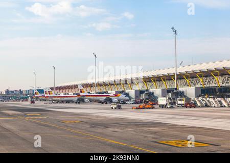 MADRID, SPANIEN - 1. APRIL: Flugzeuge parken am Terminal 4 am Flughafen Barajay am 1 2012. April in Madrid, Spanien. Im Jahr 2010 nutzen mehr als 49,8 Millionen Passagiere Stockfoto