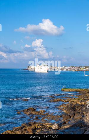 PLAYA BLANCA, SPANIEN - 2. APRIL: Die Fähre Volcan de Timanfaya AMAS fährt am 02,2012. April in Playa Blanca, Spanien, in den Hafen ein. Es verbindet 6 mal täglich Stockfoto