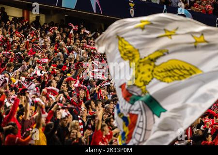 Lissabon, Portugal. 25. Oktober 2022. Die Fans von SL Benfica feiern im Luz-Stadion ein Tor des Fußballspiels der UEFA Champions League Gruppe H zwischen SL Benfica und dem FC Juventus. (Endergebnis: SL Benfica 4 - 3 Juventus FC) Credit: SOPA Images Limited/Alamy Live News Stockfoto