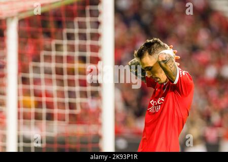 Lissabon, Portugal. 25. Oktober 2022. Alejandro Grimaldo von SL Benfica reagiert während des UEFA Champions League-Fußballspiels der Gruppe H zwischen SL Benfica und dem FC Juventus im Luz-Stadion. (Endergebnis: SL Benfica 4 - 3 Juventus FC) Credit: SOPA Images Limited/Alamy Live News Stockfoto