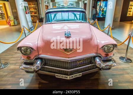 FRANKFURT, DEUTSCHLAND - 8. JUNI: Pink 1956 Cadillac am Flughafen am 8. Juni 2012 in Frankfurt, Deutschland. Es gehört mit mehr zum Museum von Sinsheim Stockfoto