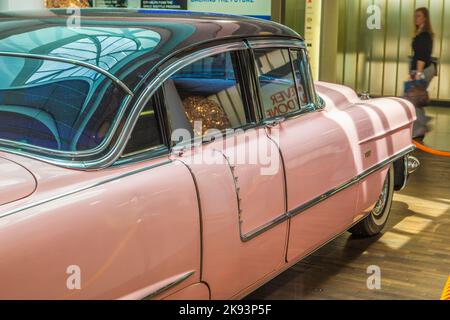 FRANKFURT, DEUTSCHLAND - 8. JUNI: Pink 1956 Cadillac am Flughafen am 8. Juni 2012 in Frankfurt, Deutschland. Es gehört mit mehr zum Museum von Sinsheim Stockfoto