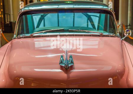 FRANKFURT, DEUTSCHLAND - 8. JUNI: Pink 1956 Cadillac am Flughafen am 8. Juni 2012 in Frankfurt, Deutschland. Es gehört mit mehr zum Museum von Sinsheim Stockfoto