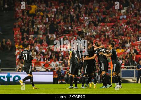 Lissabon, Portugal. 25. Oktober 2022. Das Juventus FC-Team feiert im Luz-Stadion sein erstes Tor des Spiels für das Fußballspiel der UEFA Champions League Gruppe H zwischen SL Benfica und dem FC Juventus. (Endstand: SL Benfica 4 - 3 Juventus FC) (Foto: Henrique Casinhas/SOPA Images/Sipa USA) Quelle: SIPA USA/Alamy Live News Stockfoto