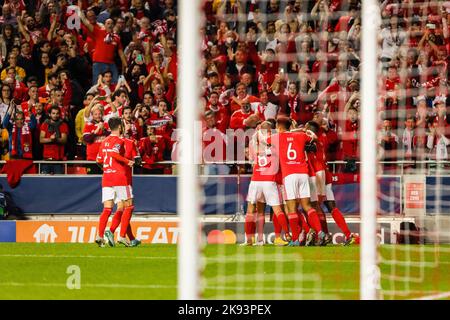 Lissabon, Portugal. 25. Oktober 2022. Das Team von SL Benfica feiert im Luz-Stadion ein Tor des Spiels um das Fußballspiel der UEFA Champions League Gruppe H zwischen SL Benfica und dem FC Juventus. (Endstand: SL Benfica 4 - 3 Juventus FC) (Foto: Henrique Casinhas/SOPA Images/Sipa USA) Quelle: SIPA USA/Alamy Live News Stockfoto