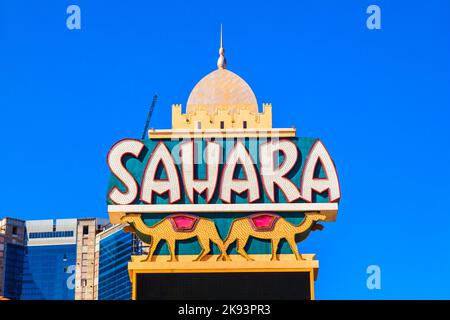 LAS VEGAS - JUNI 15: Sahara Neon-Schild an der Seite des Hotels, das seit dem 15,2012. Juni in Las Vegas, Nevada, geschlossen hat. Stockfoto