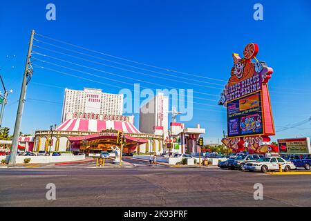 LAS VEGAS - 15. JUNI: Der berühmte Clown begrüßt die Gäste des Zirkus-Zirkus-Hotels am 15,2012. Juni in Las Vegas, Nevada. Circus Circus begann 1968 mit Stockfoto