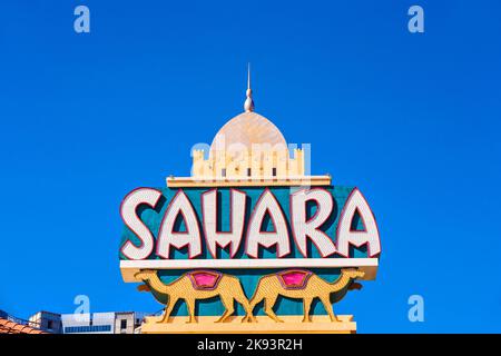 LAS VEGAS - JUNI 15: Sahara Neon-Schild an der Seite des Hotels, das seit dem 15,2012. Juni in Las Vegas, Nevada, geschlossen hat. Stockfoto