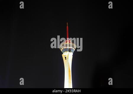 LAS VEGAS - 15. Juni: Die nächtlichen Lichter des Sahara Casino & Stratosphere Tower laden Urlauber ein, am 15. Juni 2012 im Casino zu spielen und Glück zu versuchen. Stockfoto