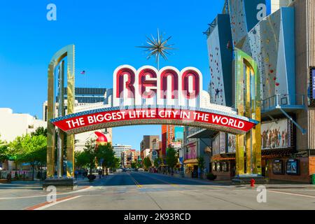 RENO, USA - 17. JUNI 2012: Der Reno Arch in Reno, Nevada. Der ursprüngliche Bogen wurde 1926 gebaut, um der Fertigstellung der Lincoln und Vict zu gedenken Stockfoto