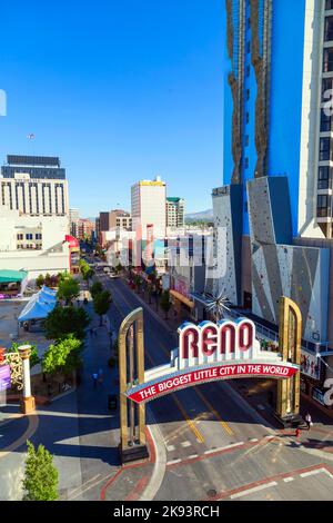 RENO, USA - 17. JUNI 2012: Der Reno Arch in Reno, Nevada. Der ursprüngliche Bogen wurde 1926 gebaut, um der Fertigstellung der Lincoln und Vict zu gedenken Stockfoto