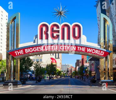 RENO, USA - 17. JUNI 2012: Der Reno Arch in Reno, Nevada. Der ursprüngliche Bogen wurde 1926 gebaut, um der Fertigstellung der Lincoln und Vict zu gedenken Stockfoto