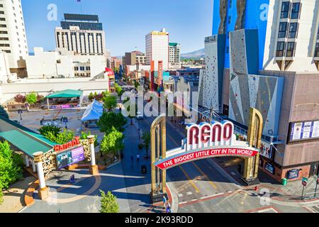 RENO, USA - 17. JUNI 2012: Der Reno Arch in Reno, Nevada. Der ursprüngliche Bogen wurde 1926 gebaut, um der Fertigstellung der Lincoln und Vict zu gedenken Stockfoto