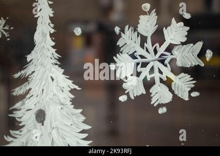 Bemalte Schneeflocke auf einem Fenster im Winter Stockfoto