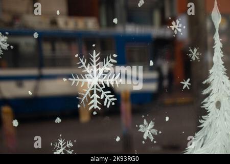 Bemalte Schneeflocke auf einem Fenster im Winter Stockfoto