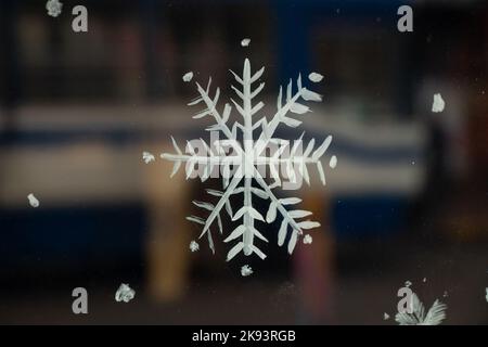 Bemalte Schneeflocke auf einem Fenster im Winter Stockfoto