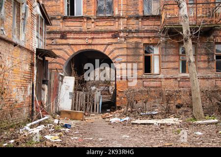 Altes verlassenes Haus im Stadtzentrum von dnipro Stockfoto