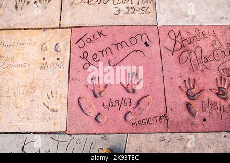 Los Angeles, USA - 26. Juni 2012: Handprint von Jack Lemmon auf dem Hollywood Boulevard in Los Angeles. Es gibt fast 200 Promi-Handprints in der CO Stockfoto