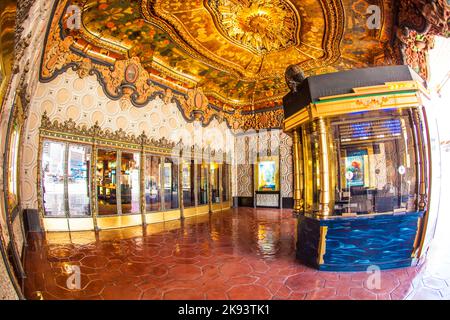 HOLLYWOOD, CA - 26. JUNI: Eingang des El Capitan Theatre, 26. Juni 2012 in Hollywood, CA. Im Jahr 1940s, 1735 wurde Vine in El Capitan Theatre umbenannt. It Stockfoto