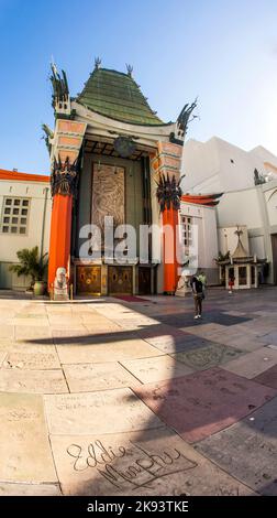 LOS ANGELES - 26. JUNI: Grauman's Chinese Theatre am 26. Juni 2012 in Los Angeles, CA. Es gibt fast 200 Hollywood Promi-Handabdrücke, Fußabdrücke Stockfoto