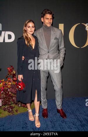 NEW YORK, NEW YORK - 25 2022. OKTOBER: Olivia Palermo und Johannes Hübl nehmen am 25. Oktober 2022 an den WWD-Ehrungen in der Cipriani South Street in New York City Teil. Stockfoto