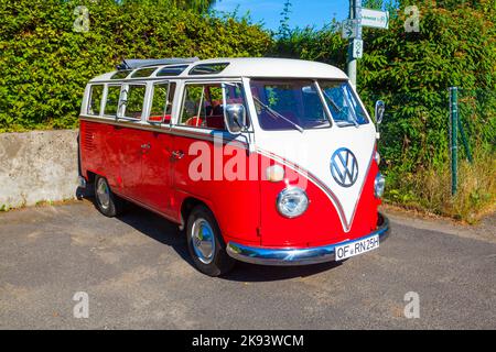 STEINBACH, 18. AUGUST: Wunderschön restaurierter VW Bully am 18,2012. August in Steinbach, Deutschland. Die Produktion von Typ T1 (VW BULLY) begann 1950 in Wolf Stockfoto