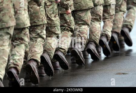 File photo dated 27/02/17 of members of 4. Battalion The Rifles Marching in the Rain, as a major study into the Health of Veterans in Scotland found the smoking is the major ongoing Challenge being their general Wellbeing. Stockfoto