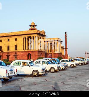 DELHI, INDIEN - OKTOBER 16: Offizielle Autos des Hindustan-Botschafters parkten am 16. Oktober 2012 vor dem North Block, Secretariat Building, in Delhi, Indien. T Stockfoto