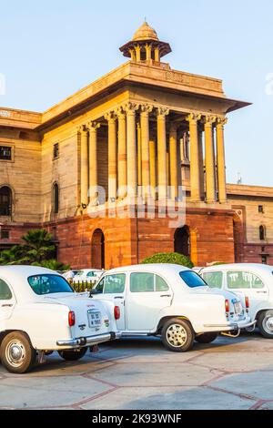 DELHI, INDIEN - OKTOBER 16: Offizielle Autos des Hindustan-Botschafters parkten am 16. Oktober 2012 vor dem North Block, Secretariat Building, in Delhi, Indien. T Stockfoto