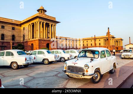 DELHI, INDIEN - OKTOBER 16: Offizielle Autos des Hindustan-Botschafters parkten am 16. Oktober 2012 vor dem North Block, Secretariat Building, in Delhi, Indien. T Stockfoto