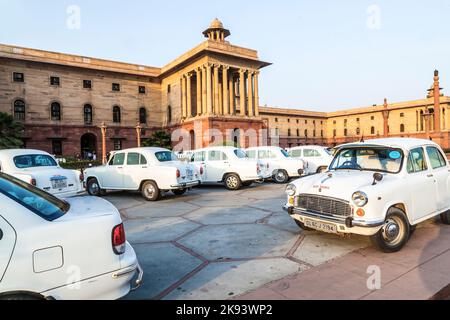 DELHI, INDIEN - OKTOBER 16: Offizielle Autos des Hindustan-Botschafters parkten am 16. Oktober 2012 vor dem North Block, Secretariat Building, in Delhi, Indien. T Stockfoto