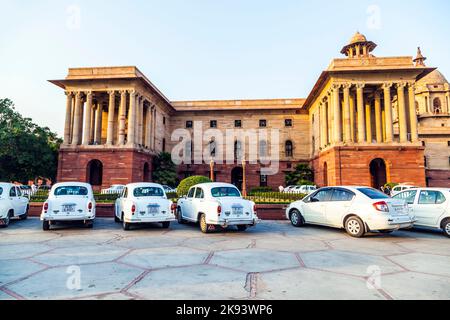 DELHI, INDIEN - OKTOBER 16: Offizielle Autos des Hindustan-Botschafters parkten am 16. Oktober 2012 vor dem North Block, Secretariat Building, in Delhi, Indien. T Stockfoto