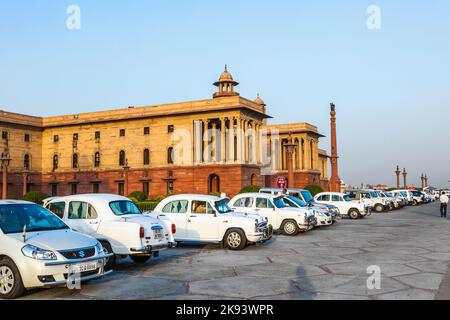 DELHI, INDIEN - OKTOBER 16: Offizielle Autos des Hindustan-Botschafters parkten am 16. Oktober 2012 vor dem North Block, Secretariat Building, in Delhi, Indien. T Stockfoto