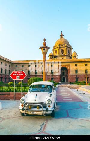 DELHI, INDIEN - OKTOBER 16: Offizielle Autos des Hindustan-Botschafters parkten am 16. Oktober 2012 vor dem North Block, Secretariat Building, in Delhi, Indien. T Stockfoto