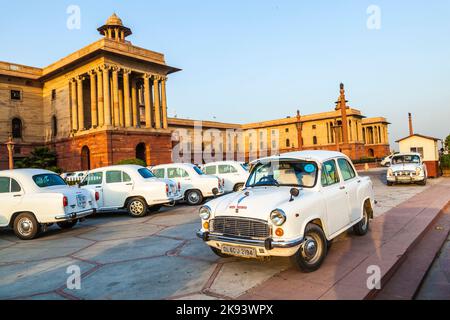 DELHI, INDIEN - 16. OKTOBER 2012: Offizielle Autos des Hindustan Ambassador, die vor dem North Block, dem Sekretariat Gebäude, in Delhi, Indien, geparkt wurden. Die Produktion Stockfoto